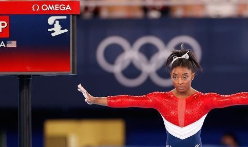 博鱼电竞官网-美媒：拜尔斯肩负重压 运动员心理健康问题被忽视