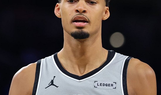 博鱼电竞-亚历山大34+5+5被批胜之不武，文班亚马历史第二人，雷霆复仇马刺