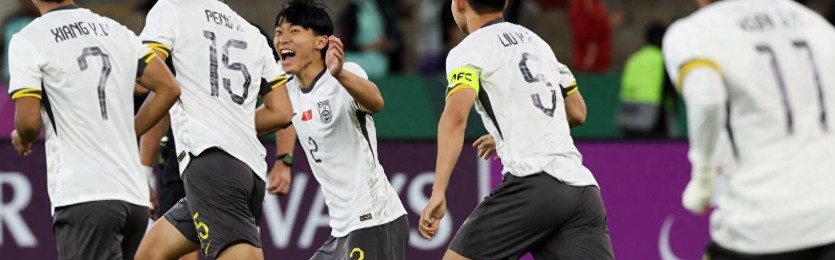 国足3-0大胜越南！看看更衣室都如何庆祝，安东尼奥直接跳上桌子