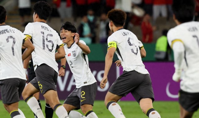 国足3-0大胜越南！看看更衣室都如何庆祝，安东尼奥直接跳上桌子